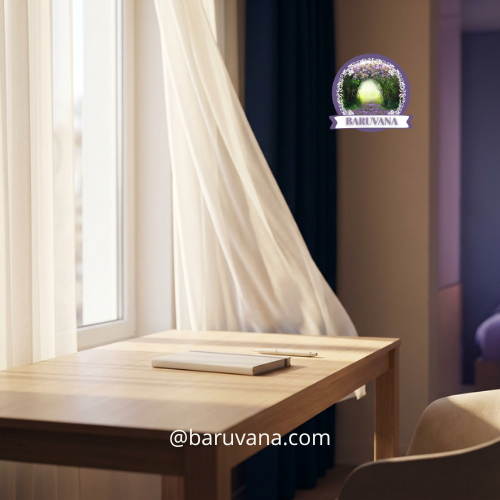 Bureau minimaliste en bois baigné de lumière près d'une fenêtre avec rideaux fluides pour illustrer la sérénité et le refuge intérieur.