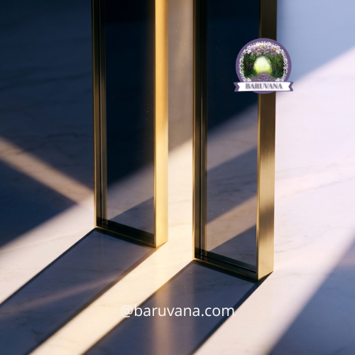 Deux monoliths en laiton et verre sombre parallèles sur sol en marbre crème avec rayon de lumière dorée et ombres bleu nuit et violette.